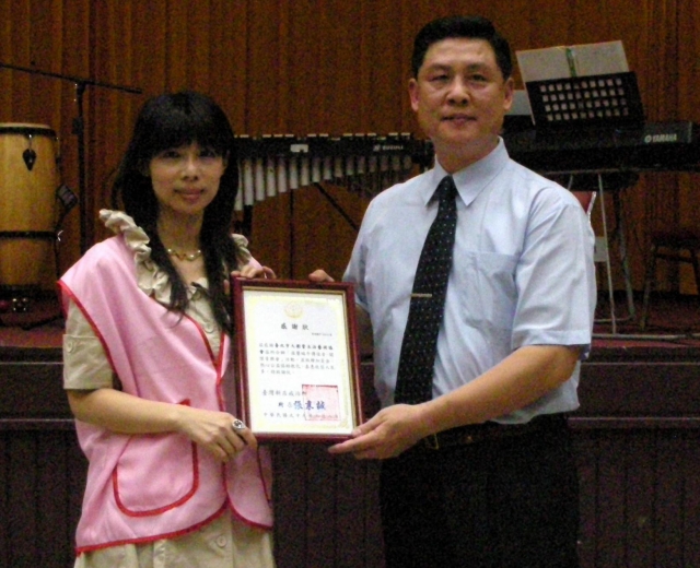 小霞理事長(左)代表大衛營接受新店戒治所表揚