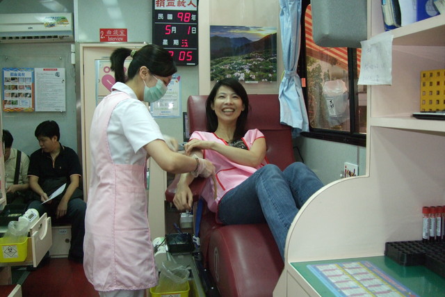 小霞理事長證明捐血一點也不痛喔！